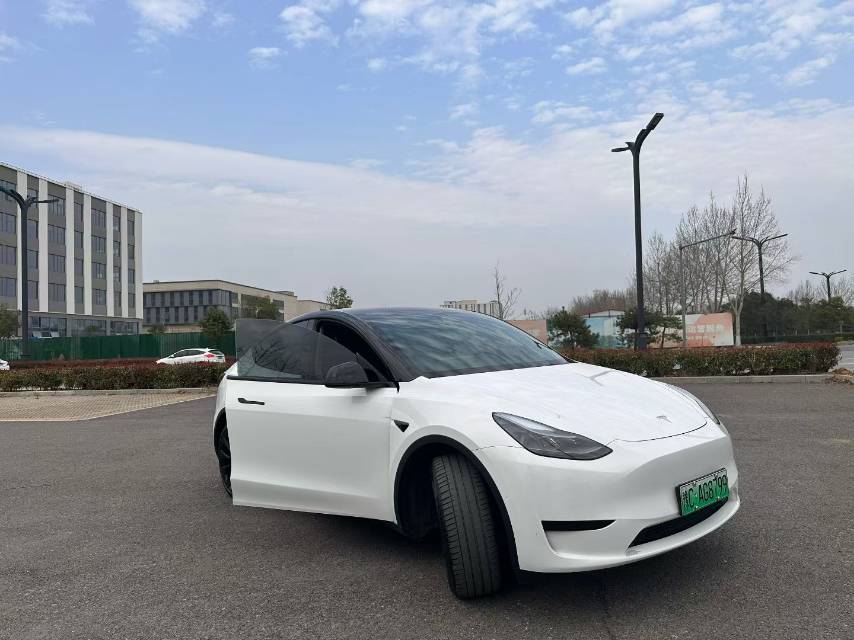 Tesla Model Y 2023 car image #11