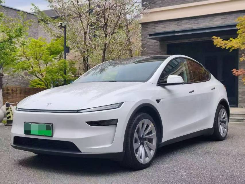 Tesla Model Y 2025 car image #2