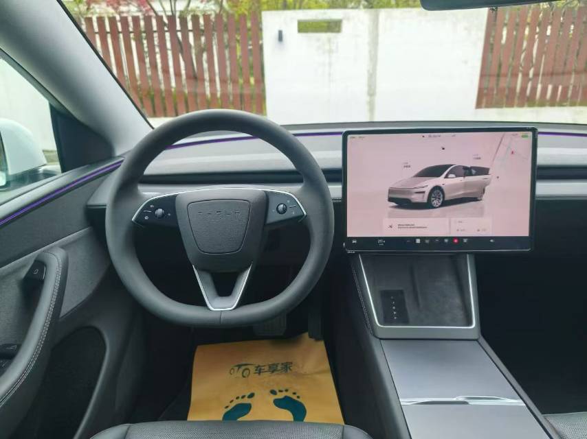 Tesla Model Y 2025 car image #9