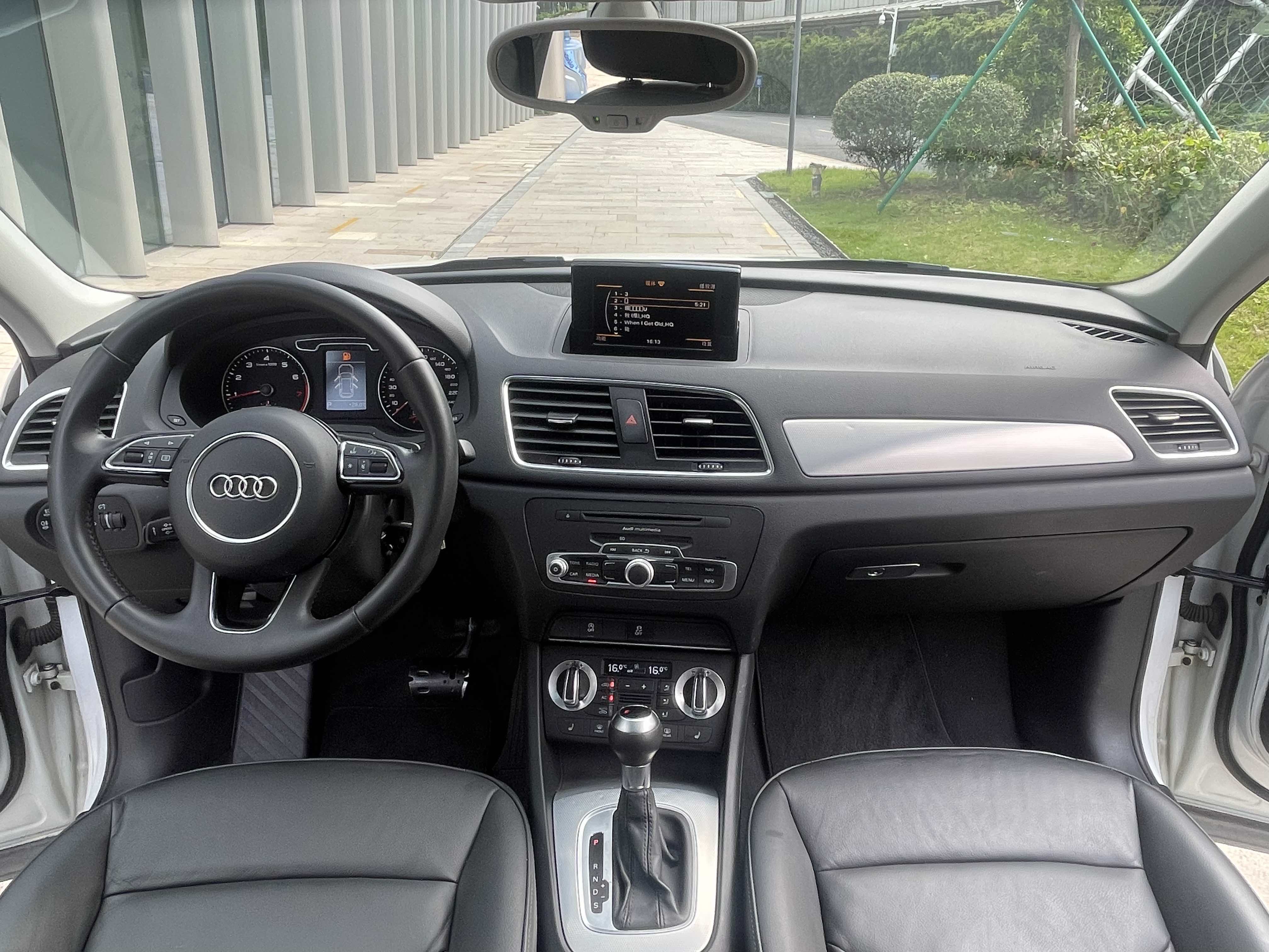 Audi Q3 2013 car image #9