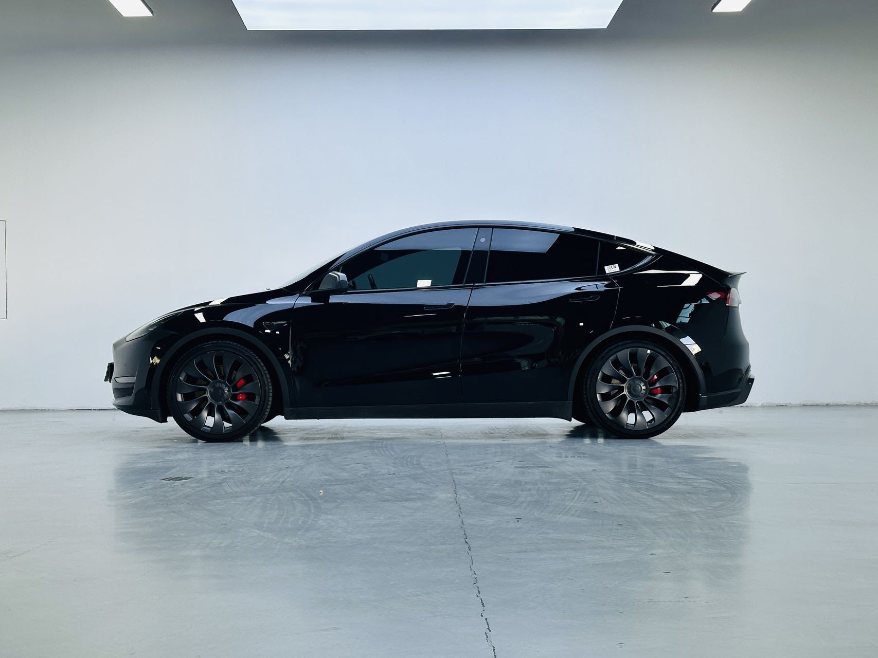 Tesla Model Y 2023 #5 Tesla Model Y 2023 car image #5