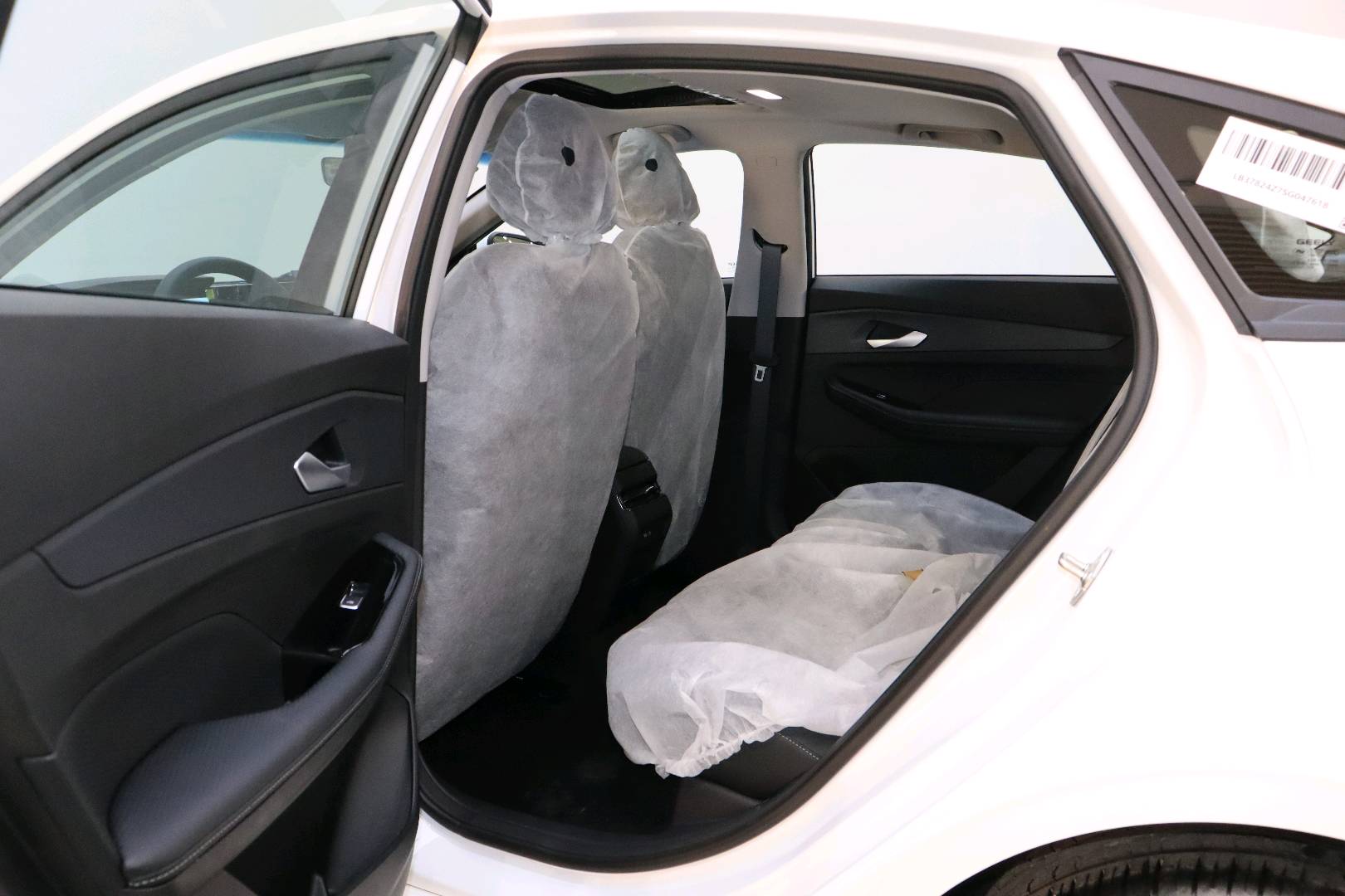 GEELY Binray 2026 car image #8