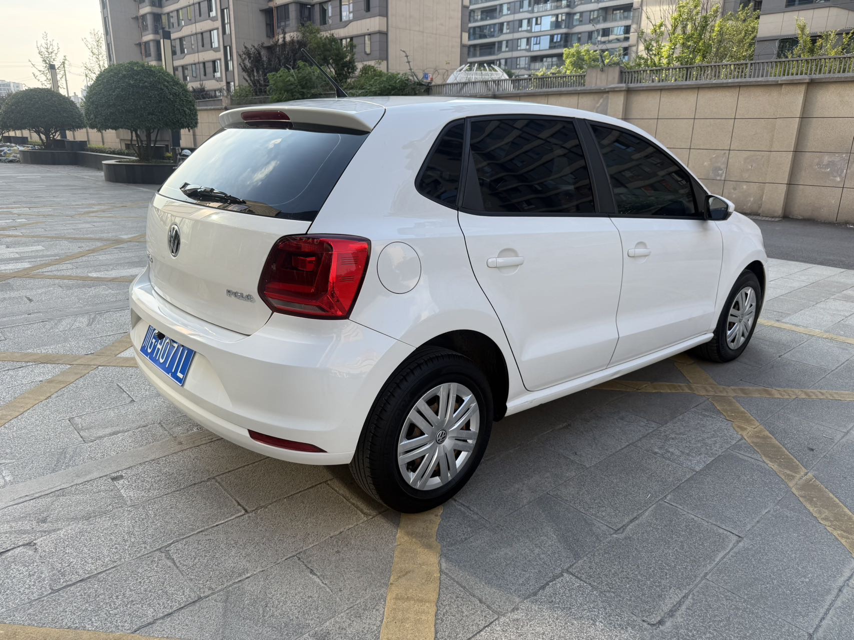Volkswagen Polo 2015 car image #6