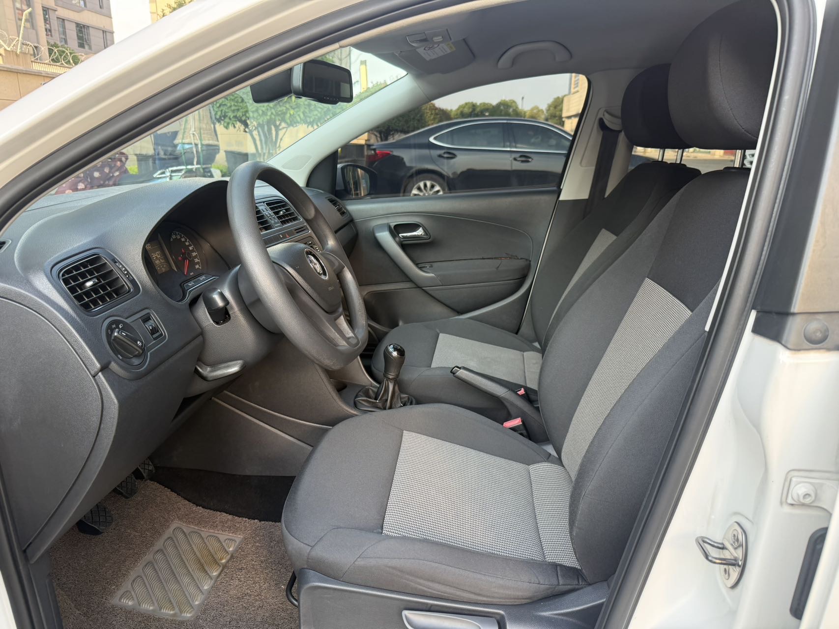 Volkswagen Polo 2015 car image #7