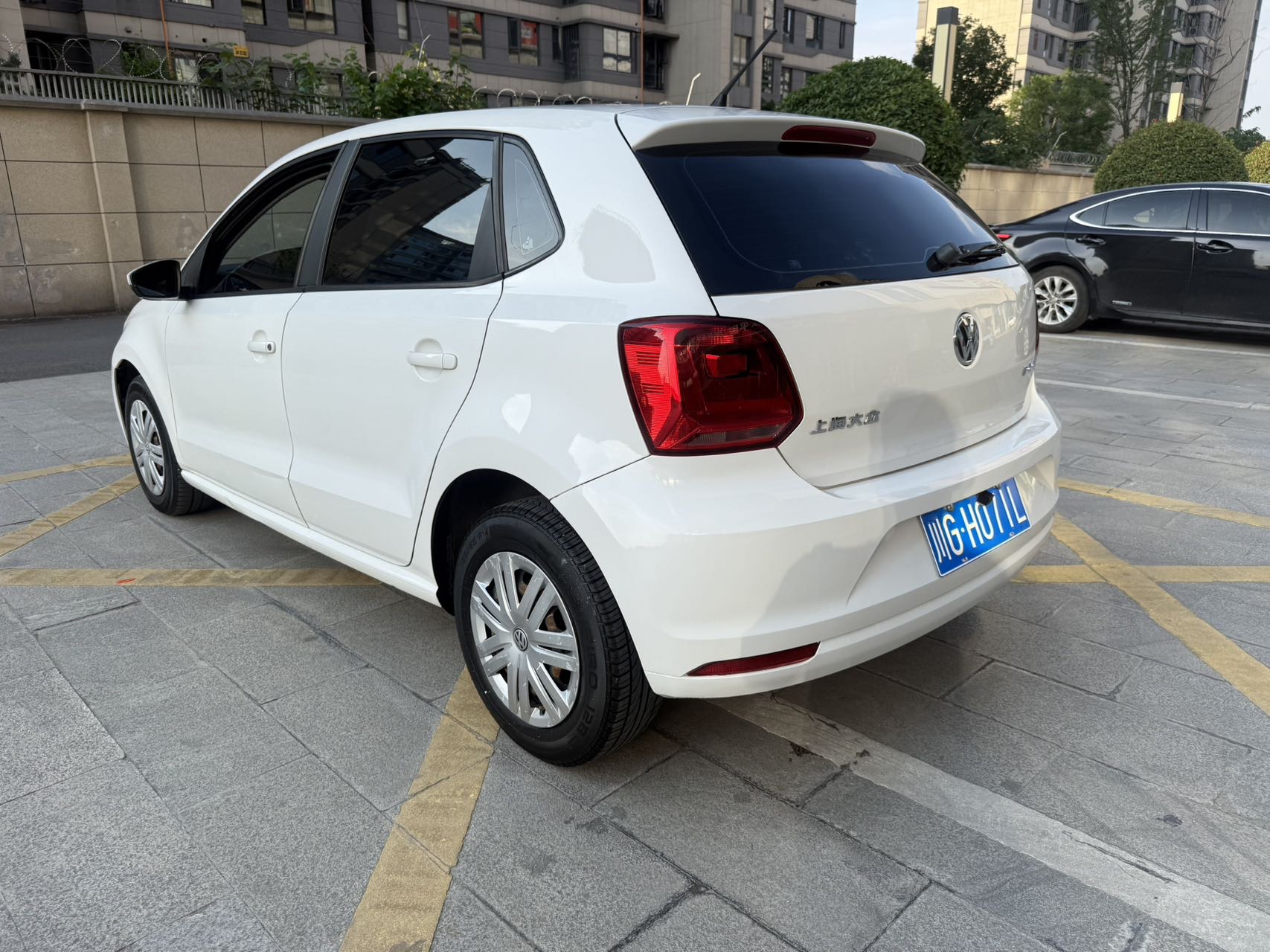 Volkswagen Polo 2015 car image #5