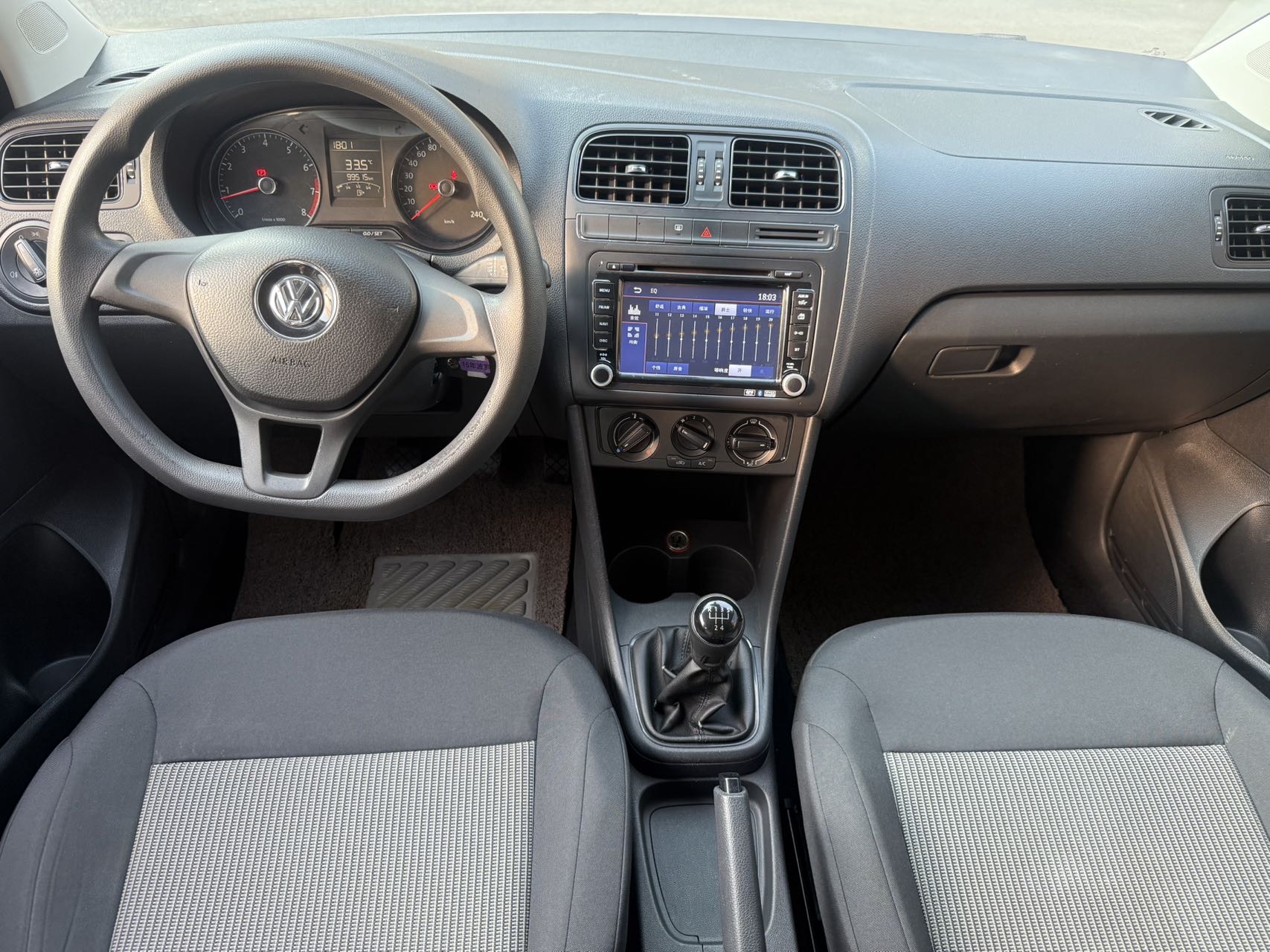 Volkswagen Polo 2015 car image #9