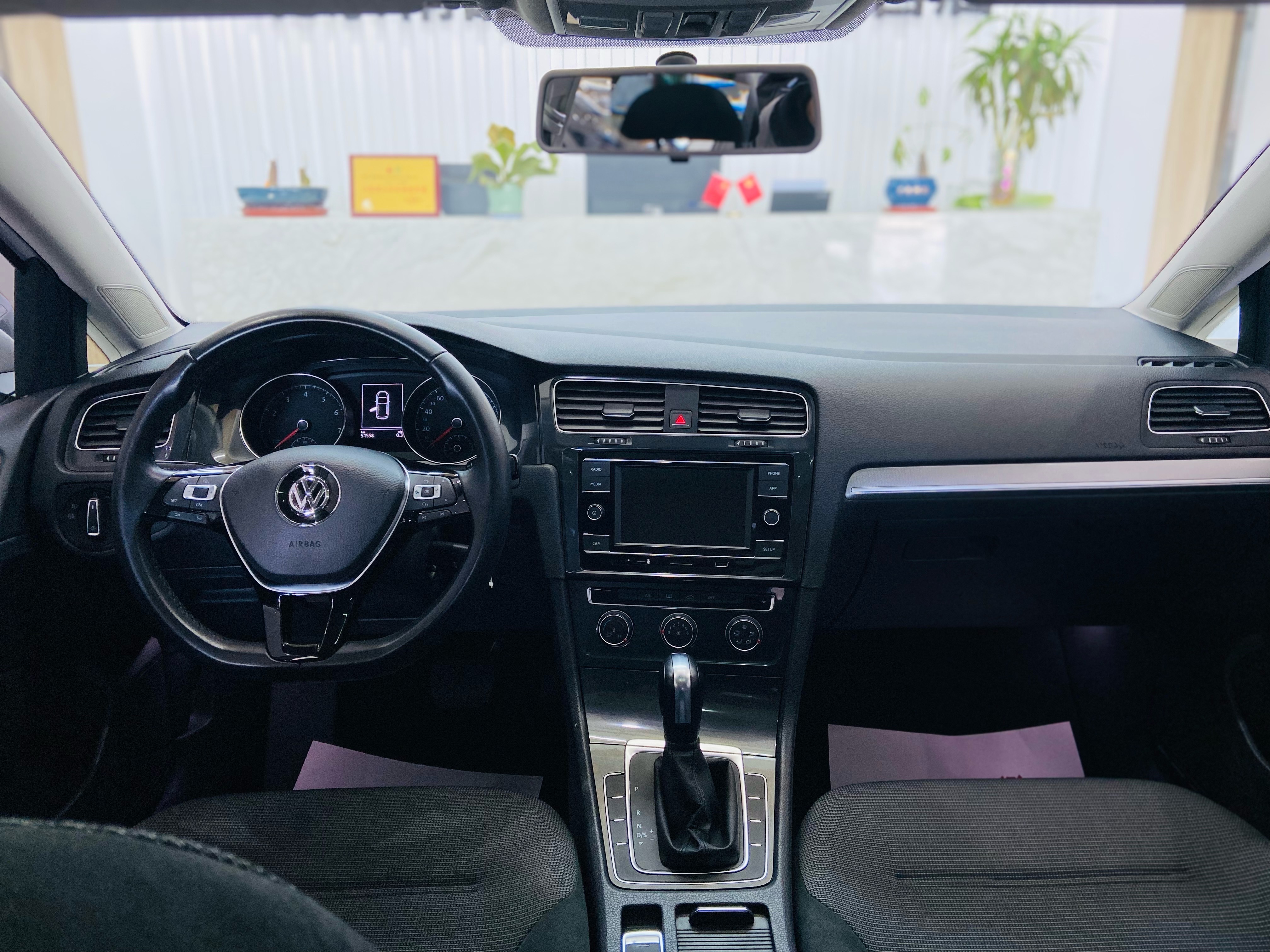 Volkswagen Golf 2019 car image #11