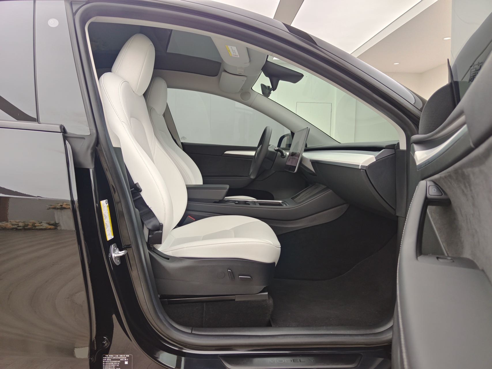 Tesla Model Y 2023 #8 Tesla Model Y 2023 car image #8
