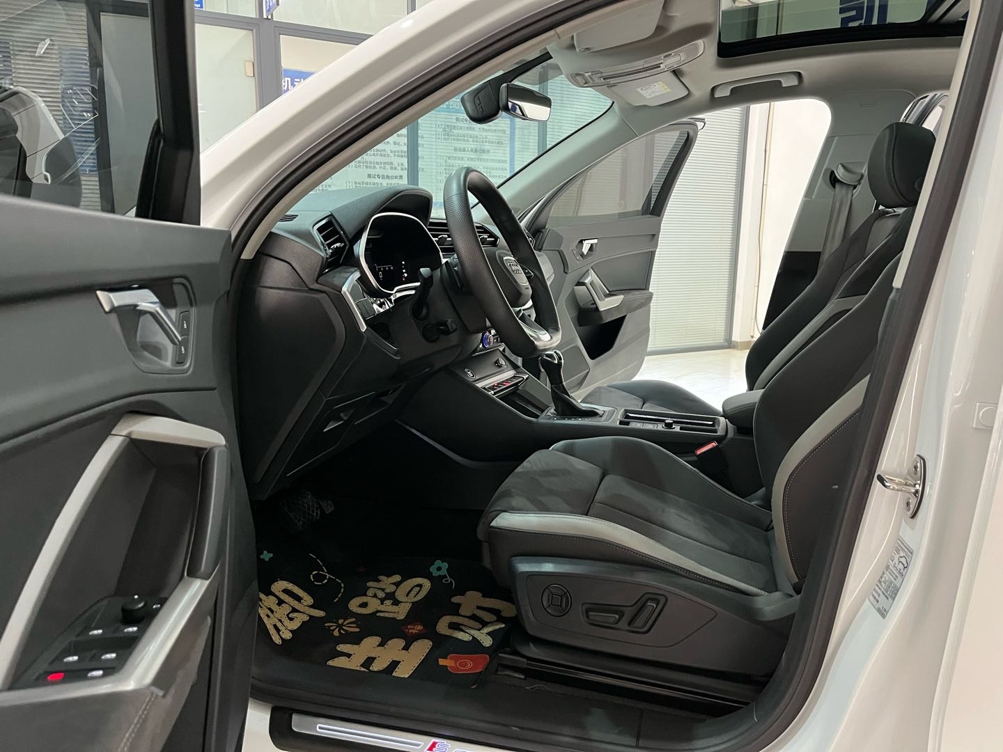 Audi Q3 2023 car image #10