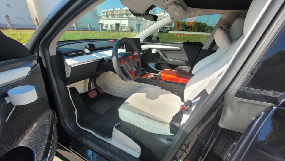 Tesla Model Y 2022 car image #17