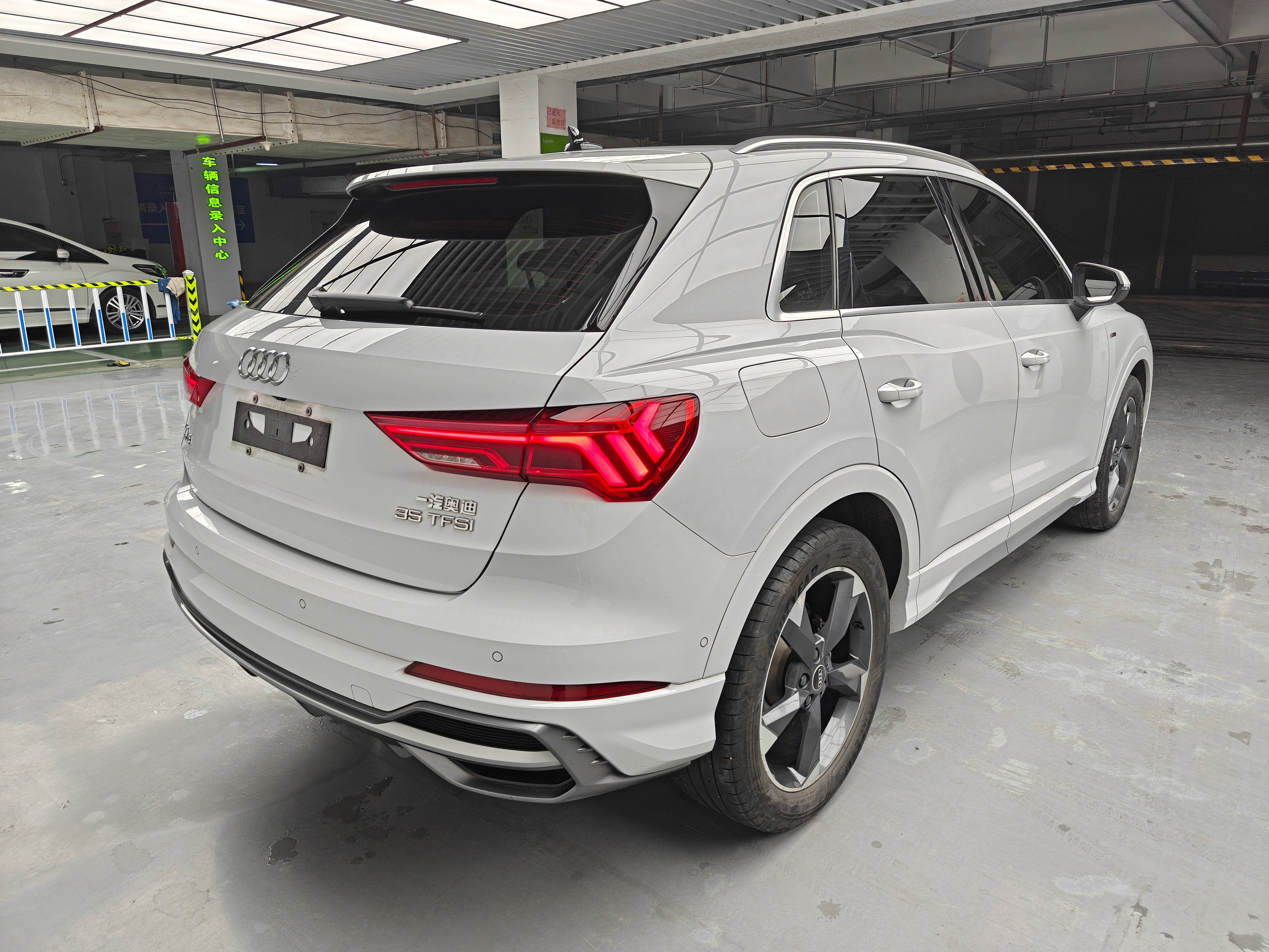 Audi Q3 2022 car image #7