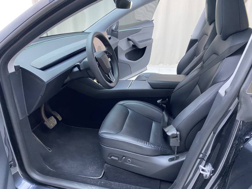 Tesla Model Y 2025 #8 Tesla Model Y 2025 car image #8