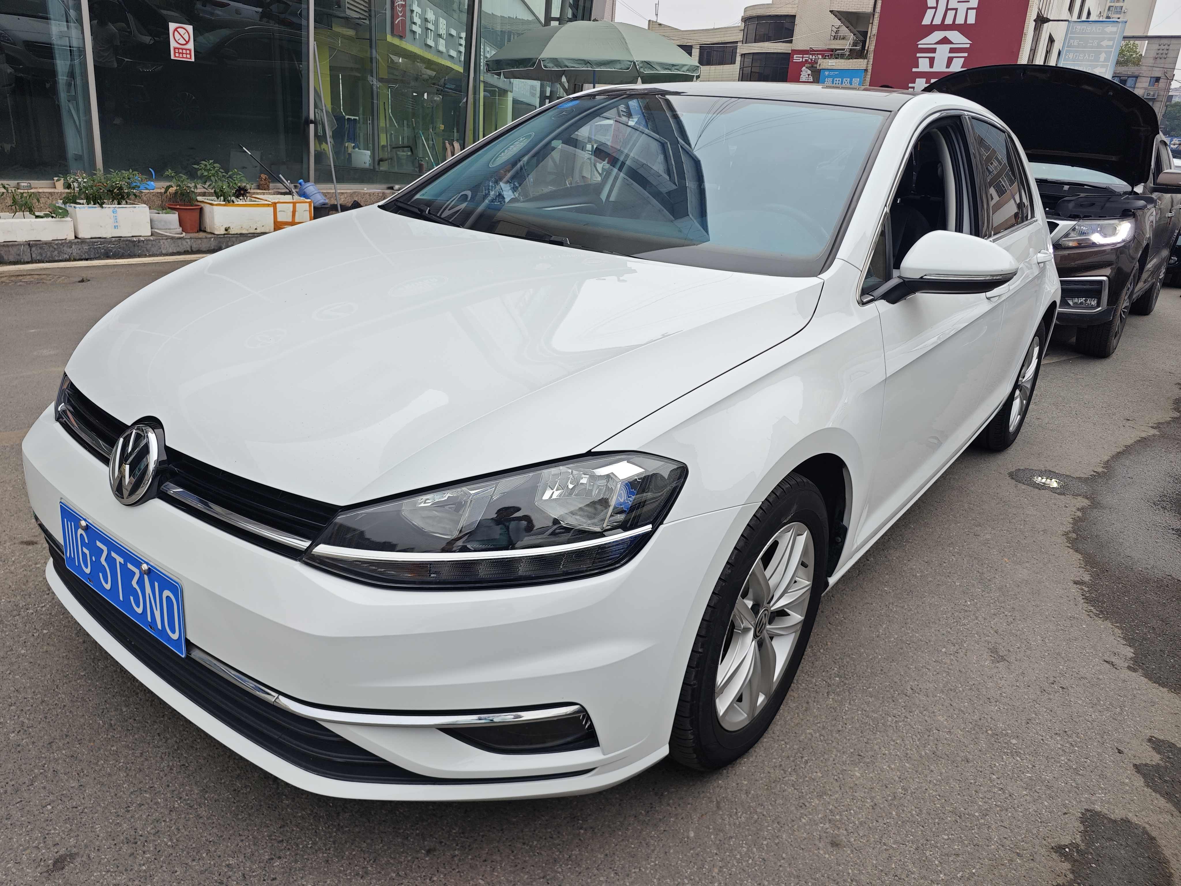 Volkswagen Golf 2019 car image #2