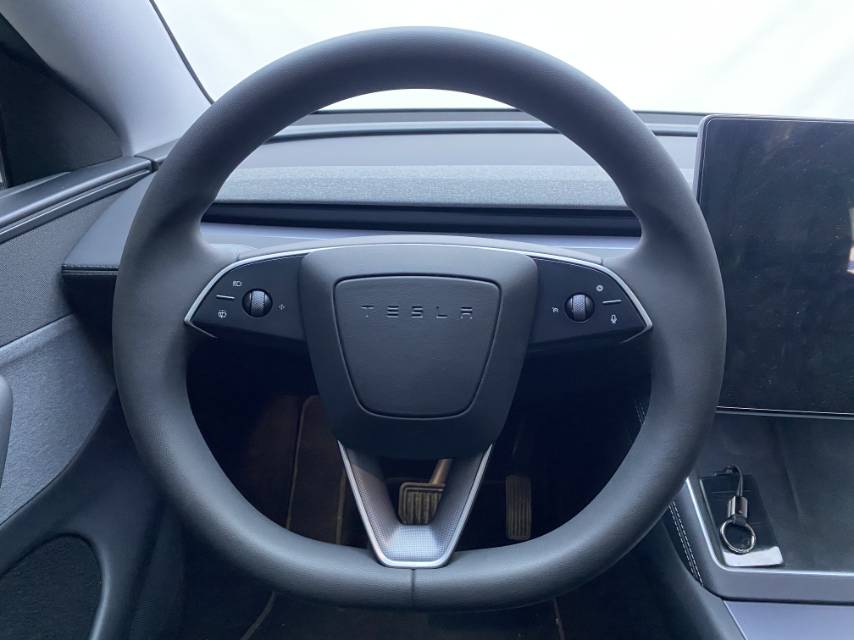 Tesla Model Y 2025 #7 Tesla Model Y 2025 car image #7