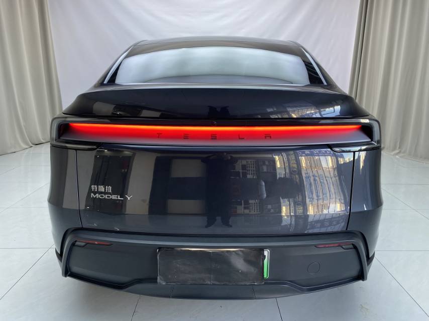 Tesla Model Y 2025 #5 Tesla Model Y 2025 car image #5