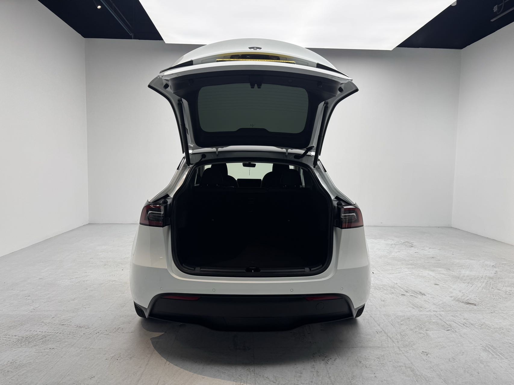Tesla Model Y 2023 car image #11