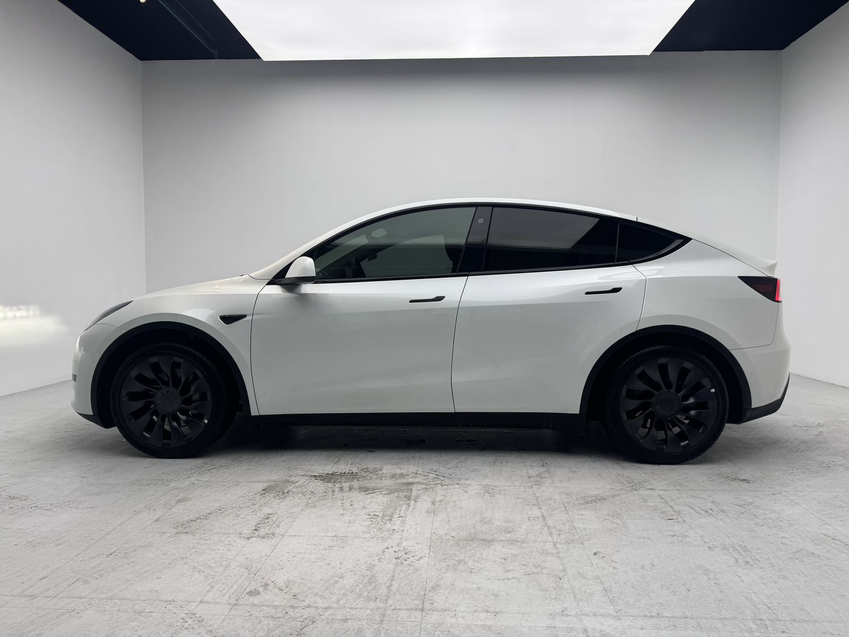 Tesla Model Y 2023 car image #19