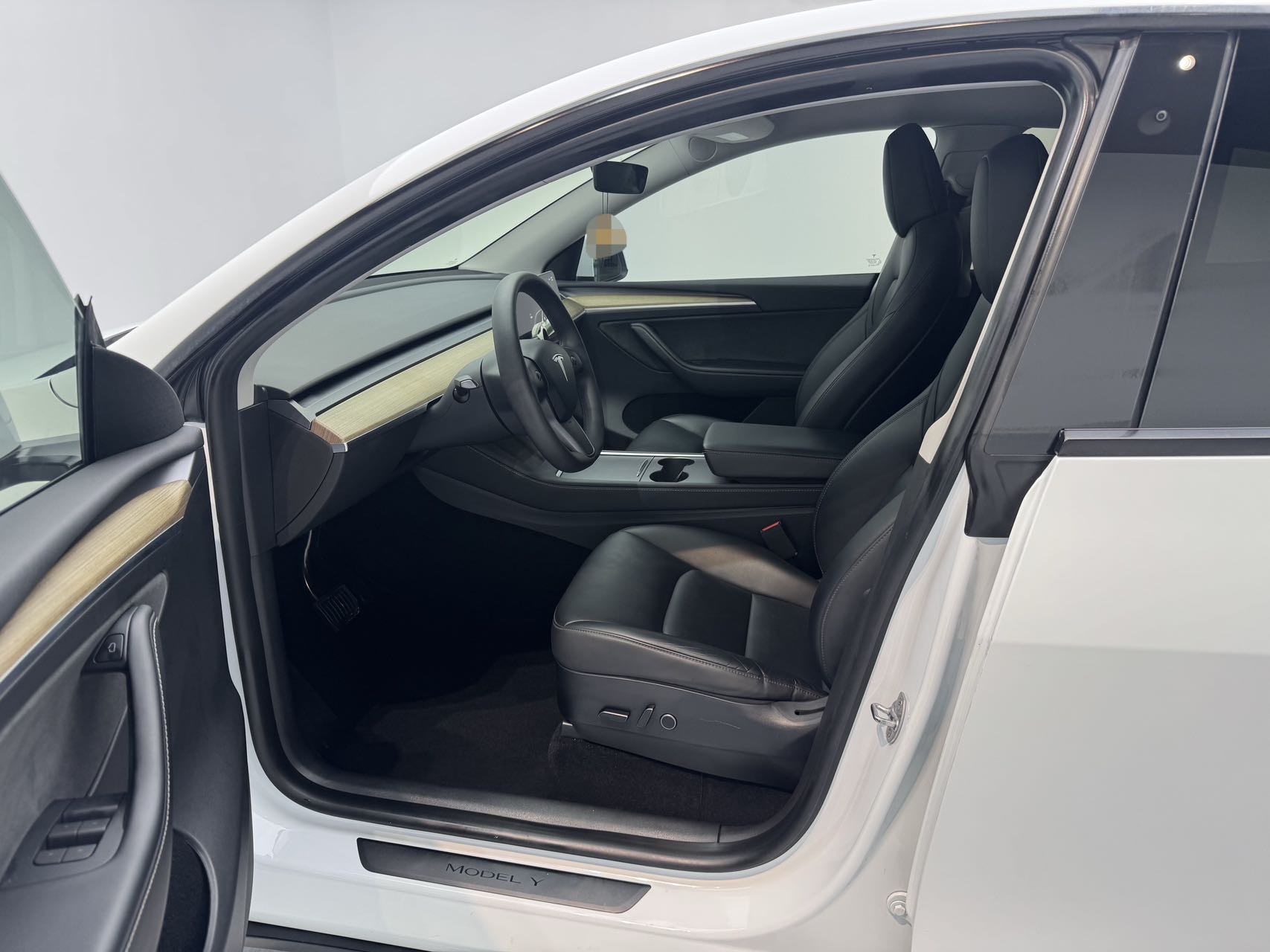 Tesla Model Y 2023 car image #9