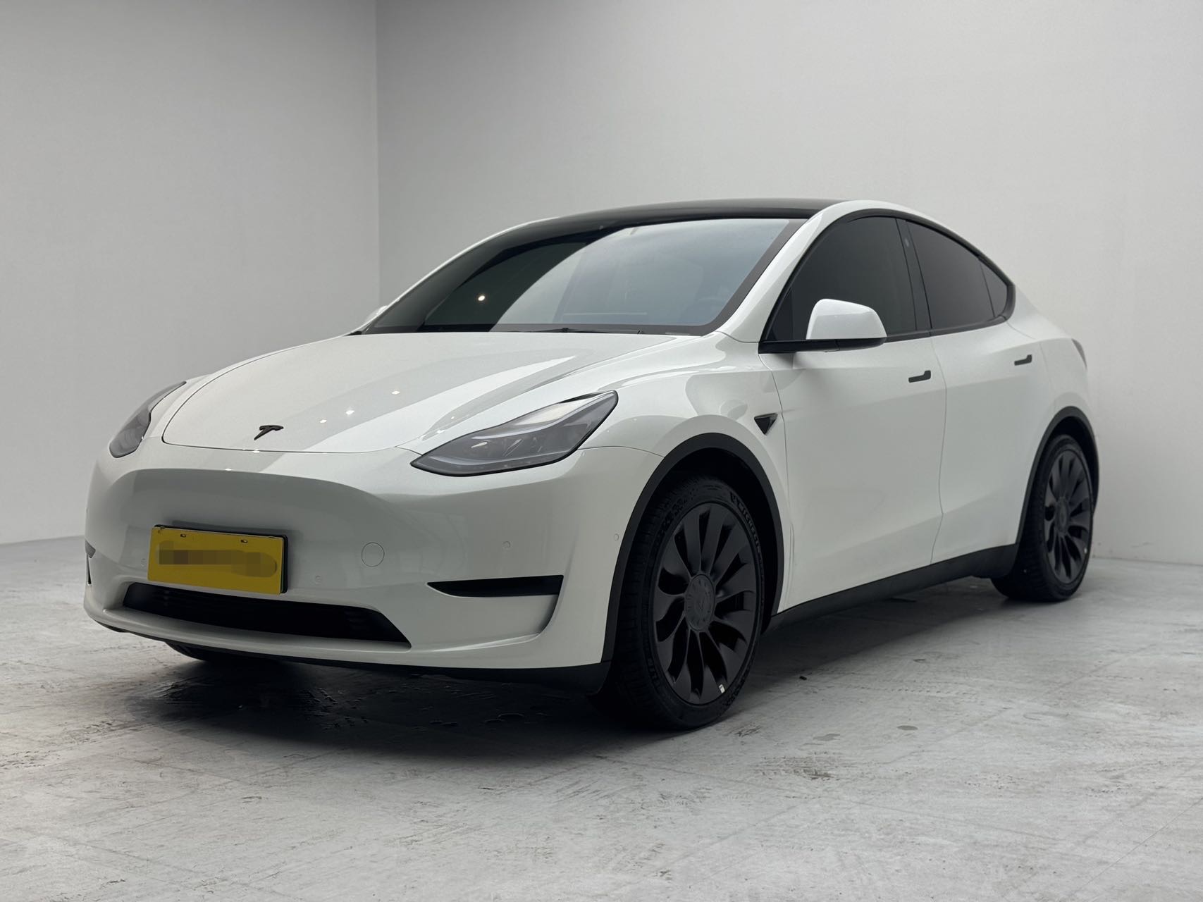 Tesla Model Y 2023 car image #2