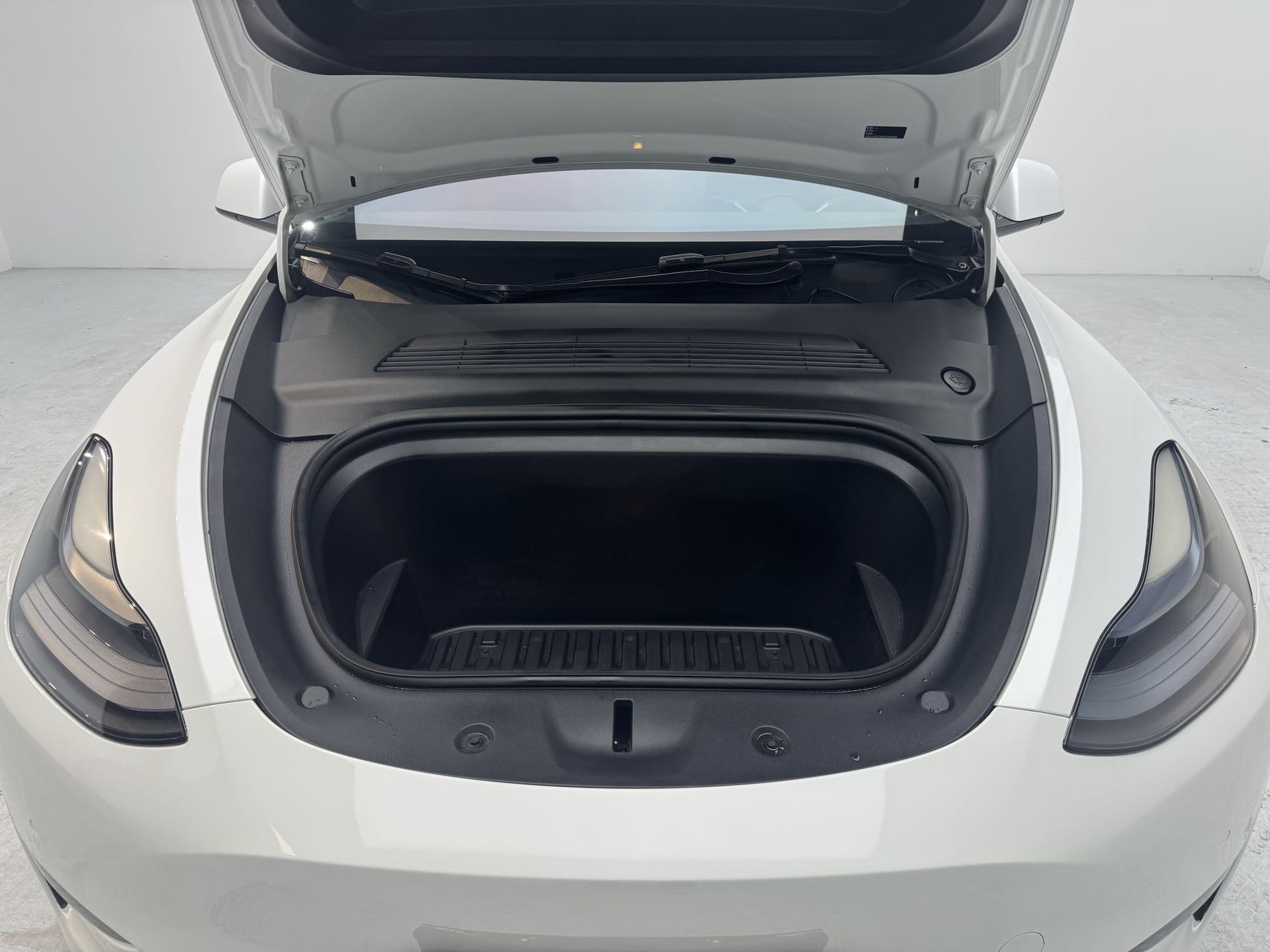 Tesla Model Y 2023 car image #17