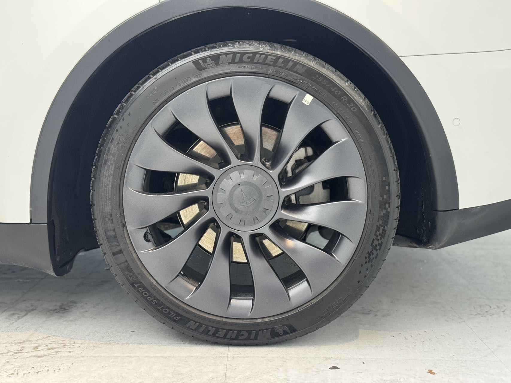 Tesla Model Y 2023 car image #18