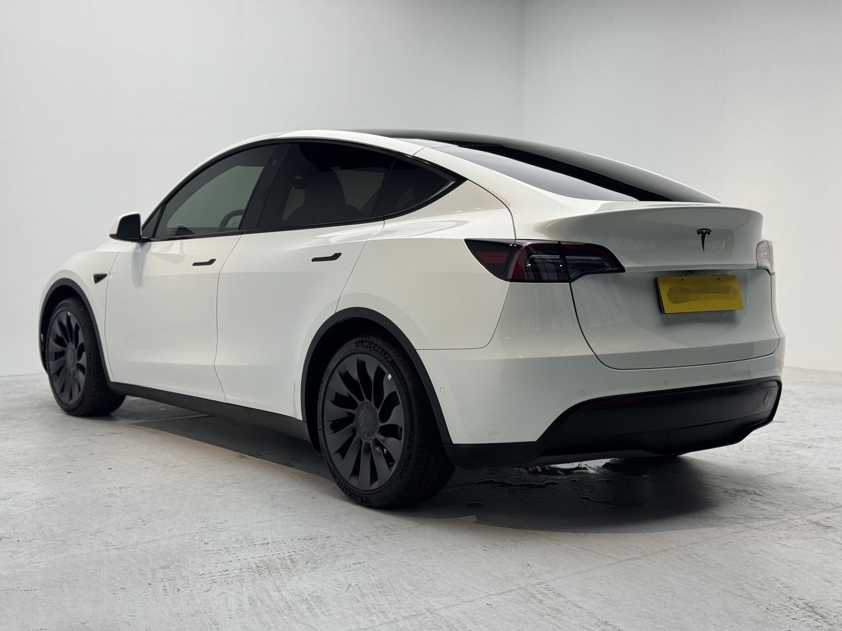 Tesla Model Y 2023 car image #8