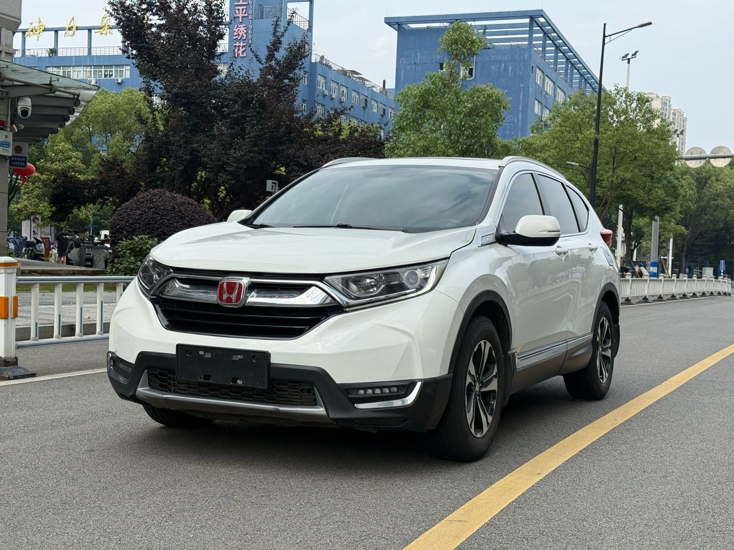 2019 car image #2