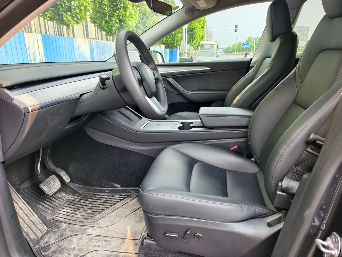 Tesla Model Y 2025 car image #8