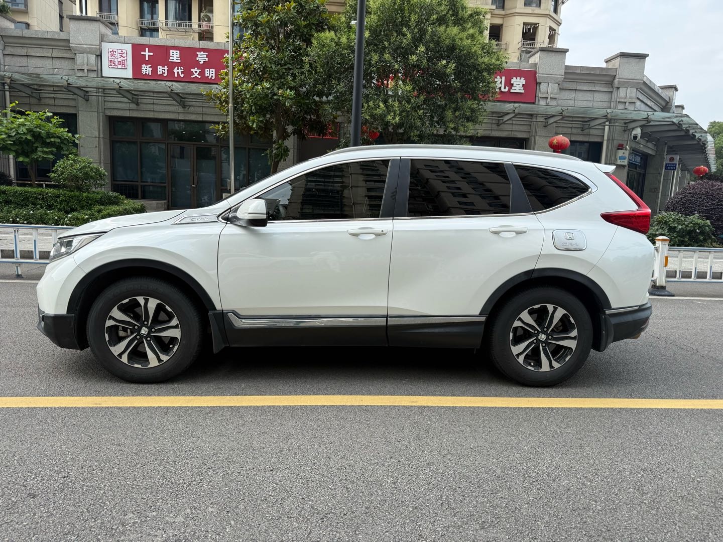 2019 car image #11