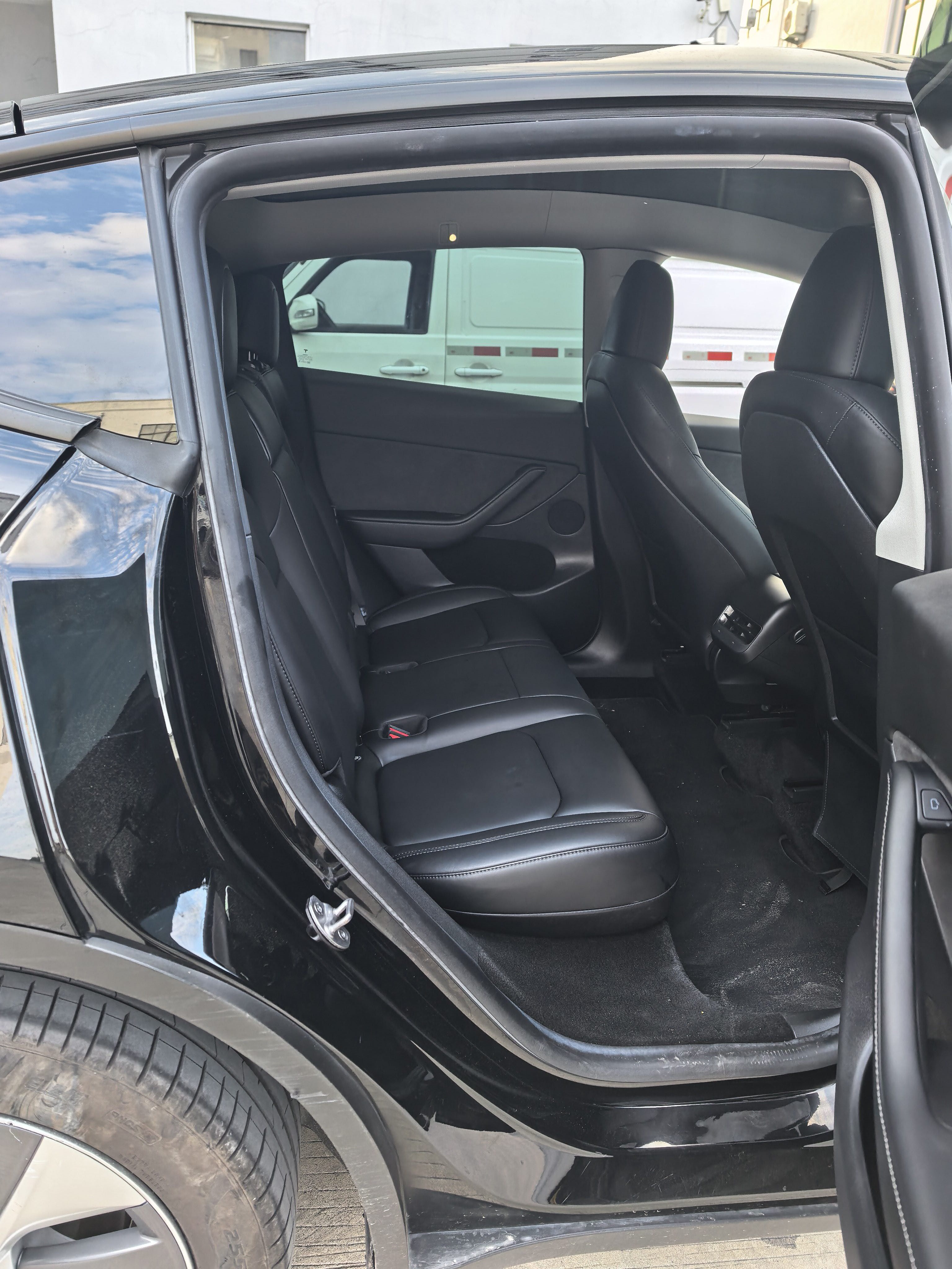 Tesla Model Y 2022 car image #7