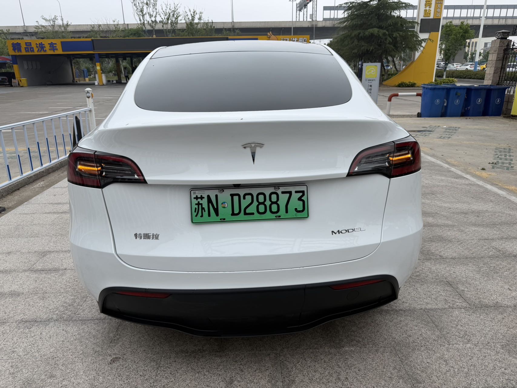 Tesla Model Y 2024 #10 Tesla Model Y 2024 car image #10