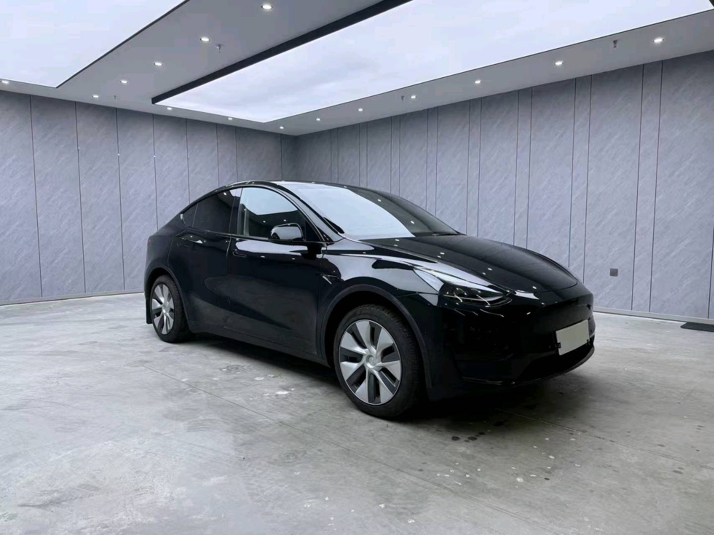 Tesla Model Y 2023 #3 Tesla Model Y 2023 car image #3