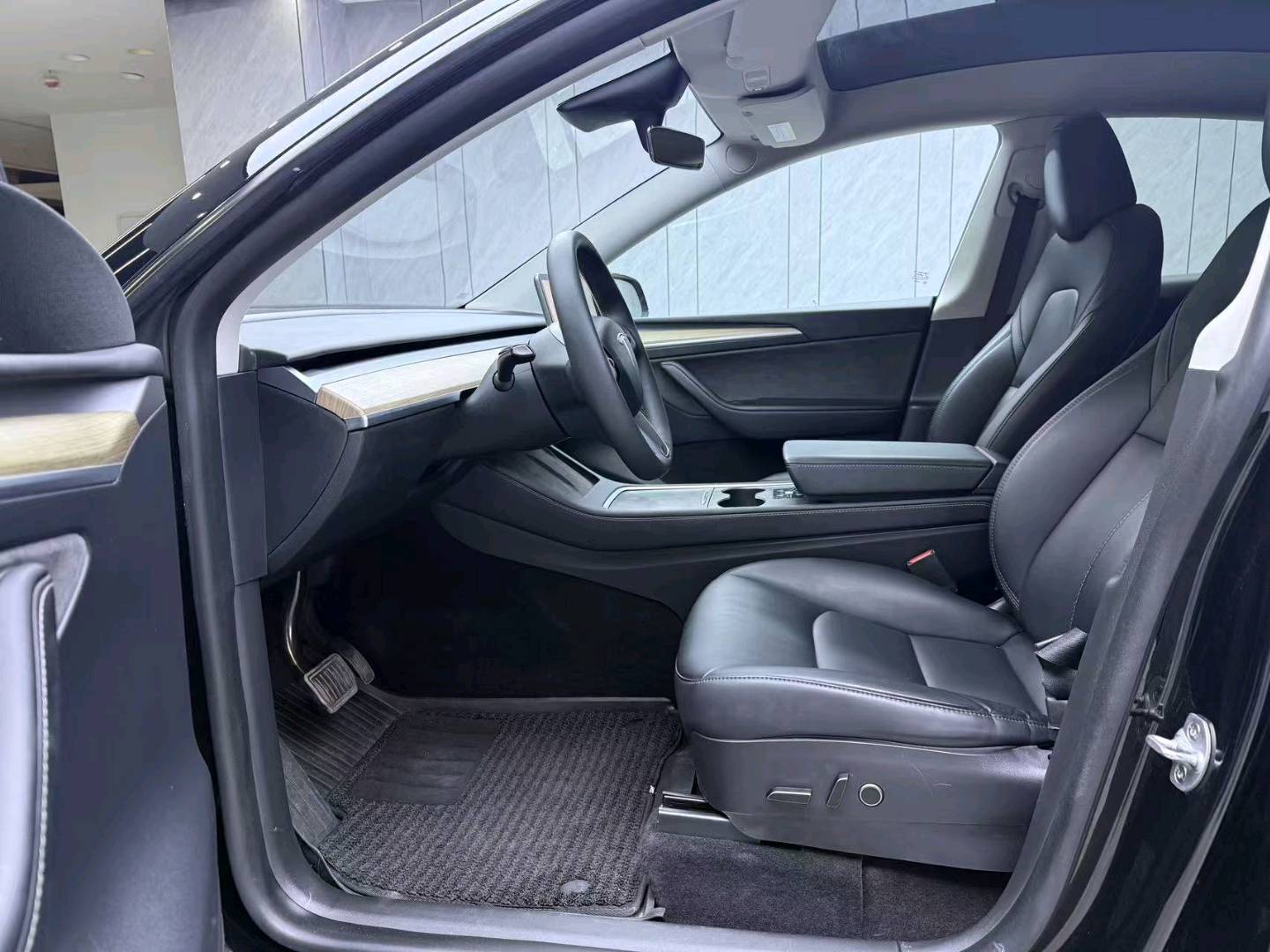 Tesla Model Y 2023 #5 Tesla Model Y 2023 car image #5