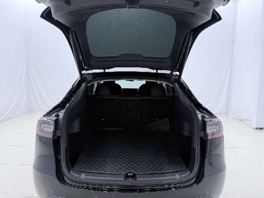 Tesla Model Y 2023 car image #8