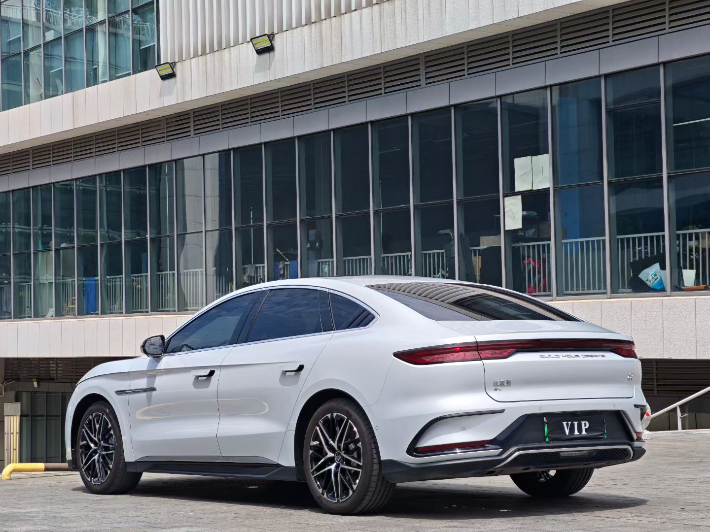 BYD Han 2025 car image #11