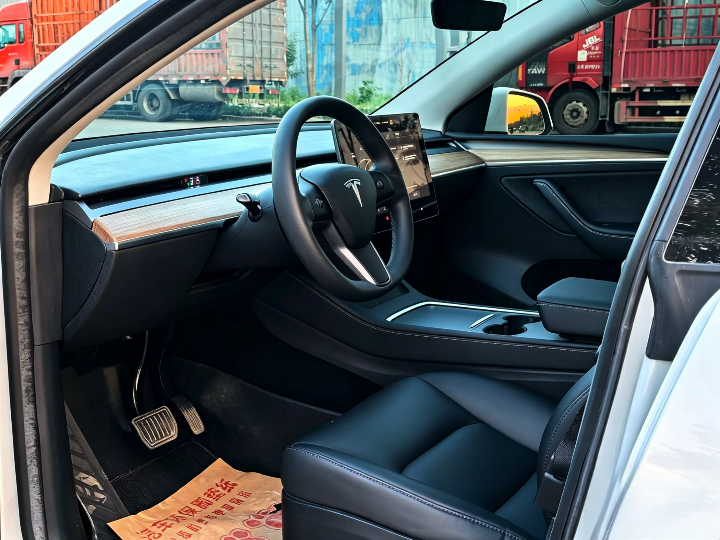 Tesla Model Y 2023 #7 Tesla Model Y 2023 car image #7