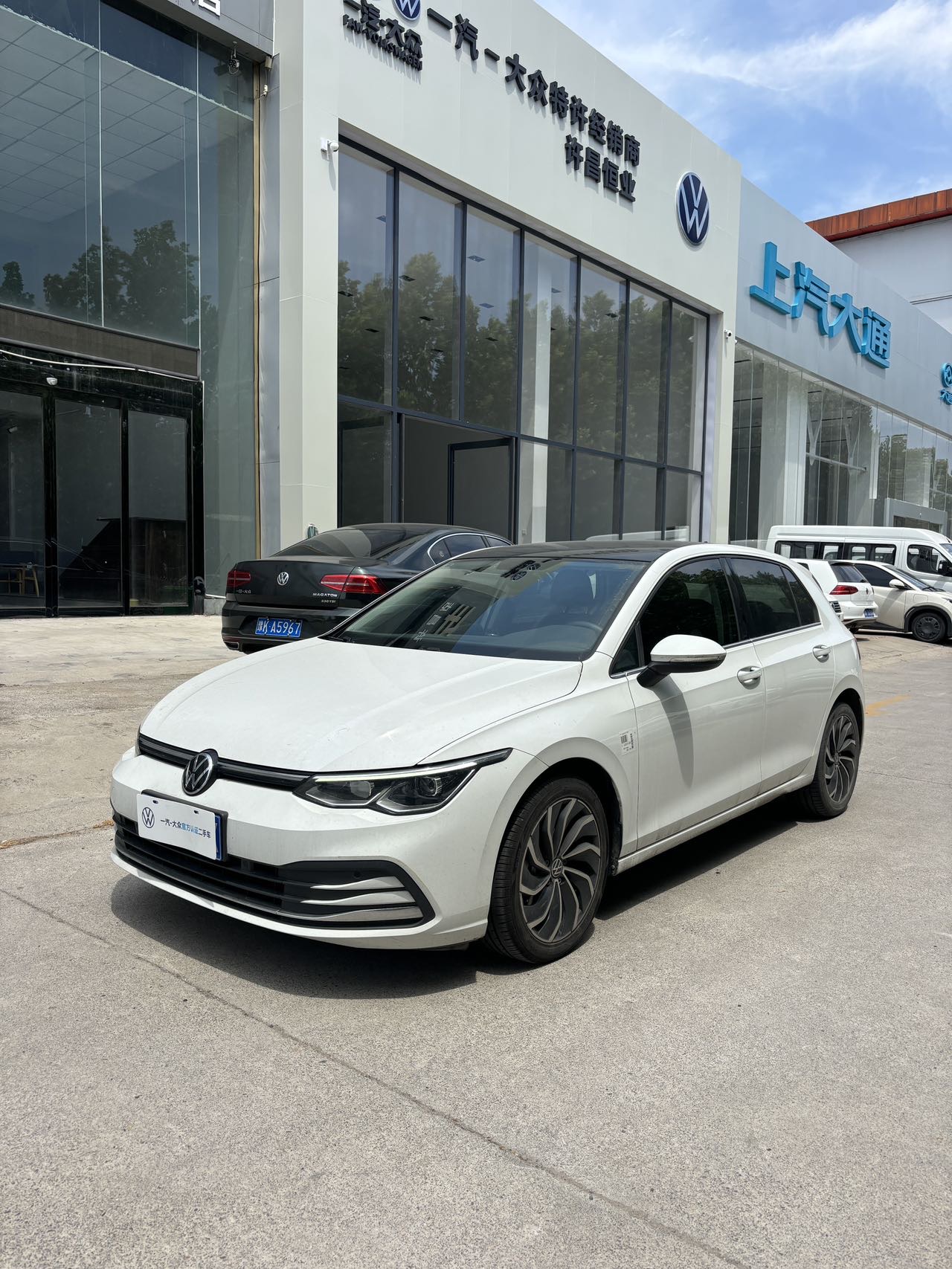 Volkswagen Golf 2024 car image #2