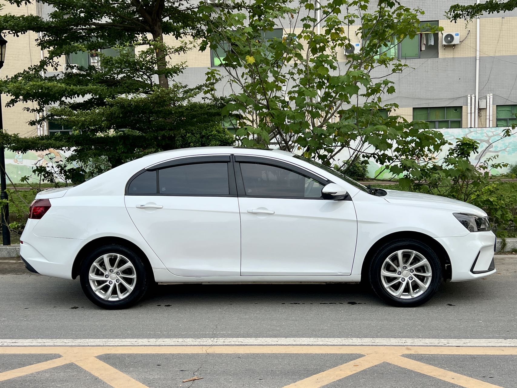 GEELY Emgrand 2021 car image #10