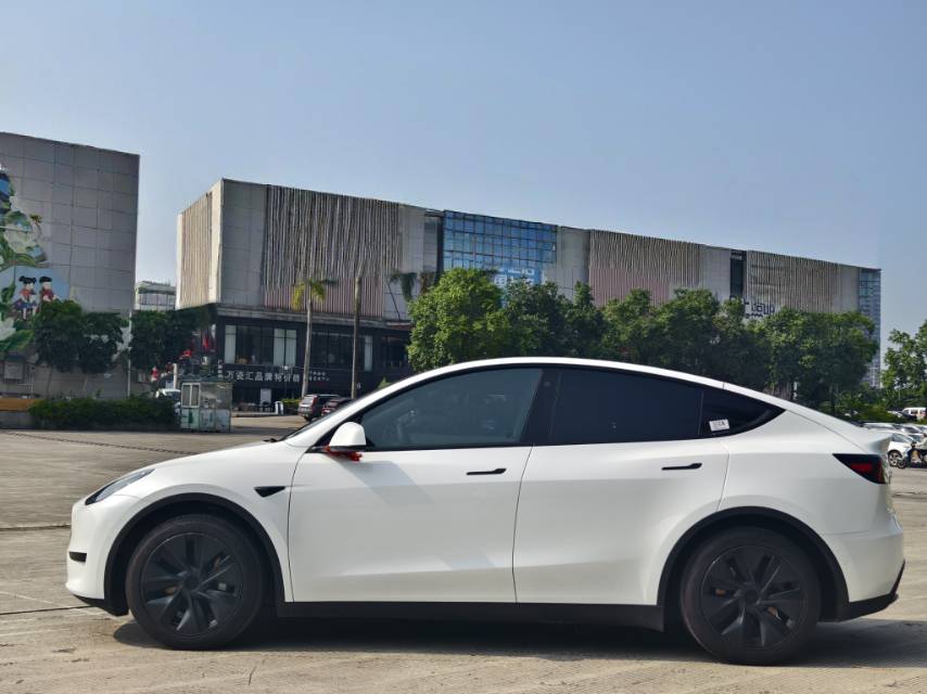Tesla Model Y 2023 #4 Tesla Model Y 2023 car image #4