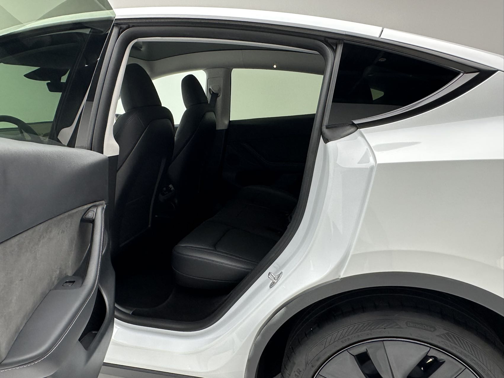 Tesla Model Y 2024 #7 Tesla Model Y 2024 car image #7