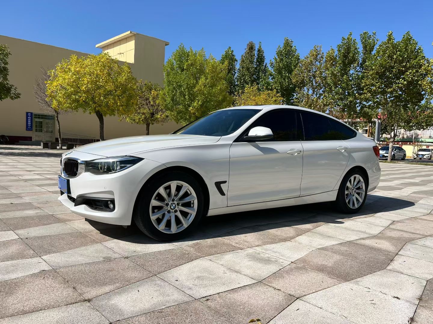 BMW 3 Series GT 2018 car image 