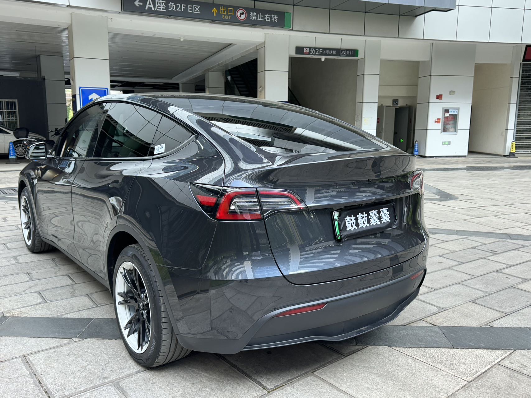 Tesla Model Y 2024 car image #10