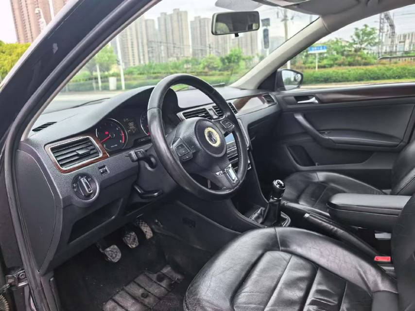 Volkswagen Santana 2012 car image #6