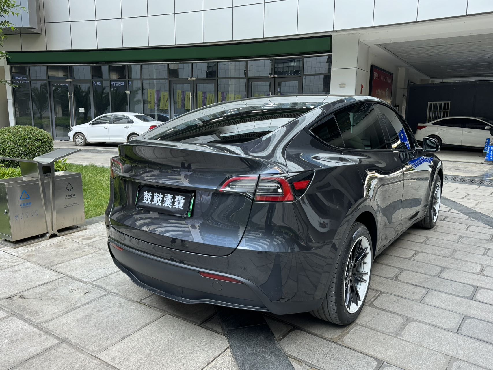 Tesla Model Y 2024 car image #11