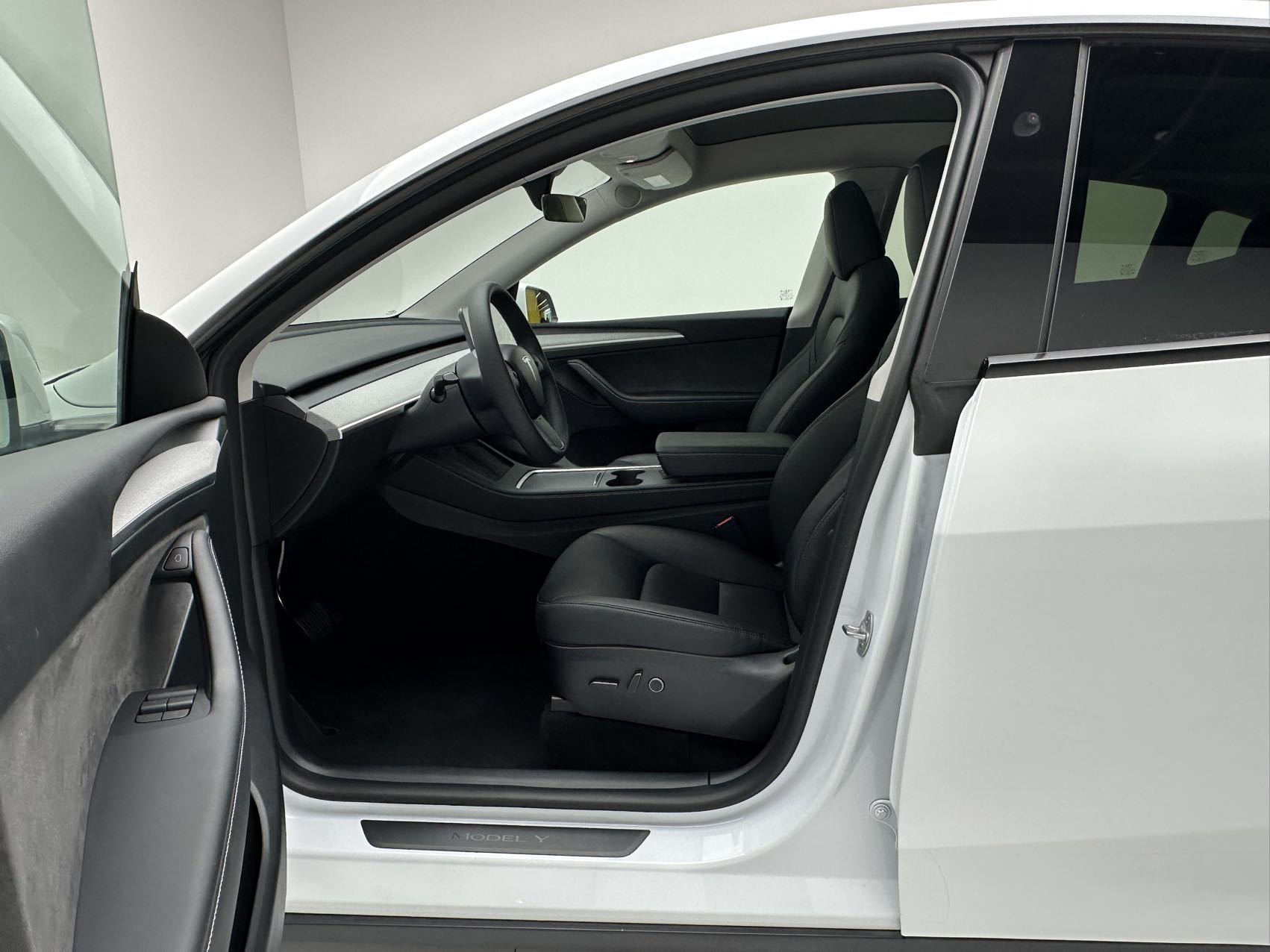 Tesla Model Y 2024 #6 Tesla Model Y 2024 car image #6