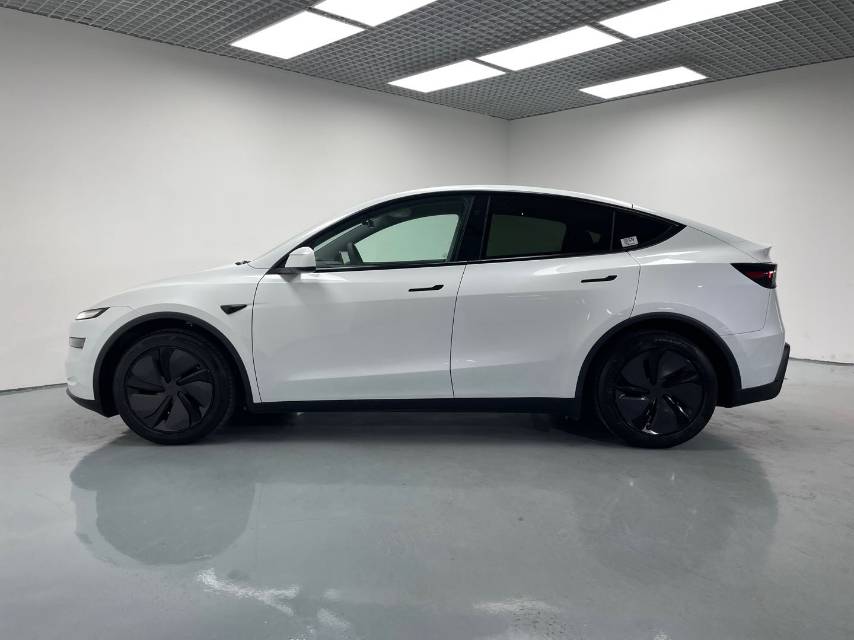 Tesla Model Y 2025 #9 Tesla Model Y 2025 car image #9