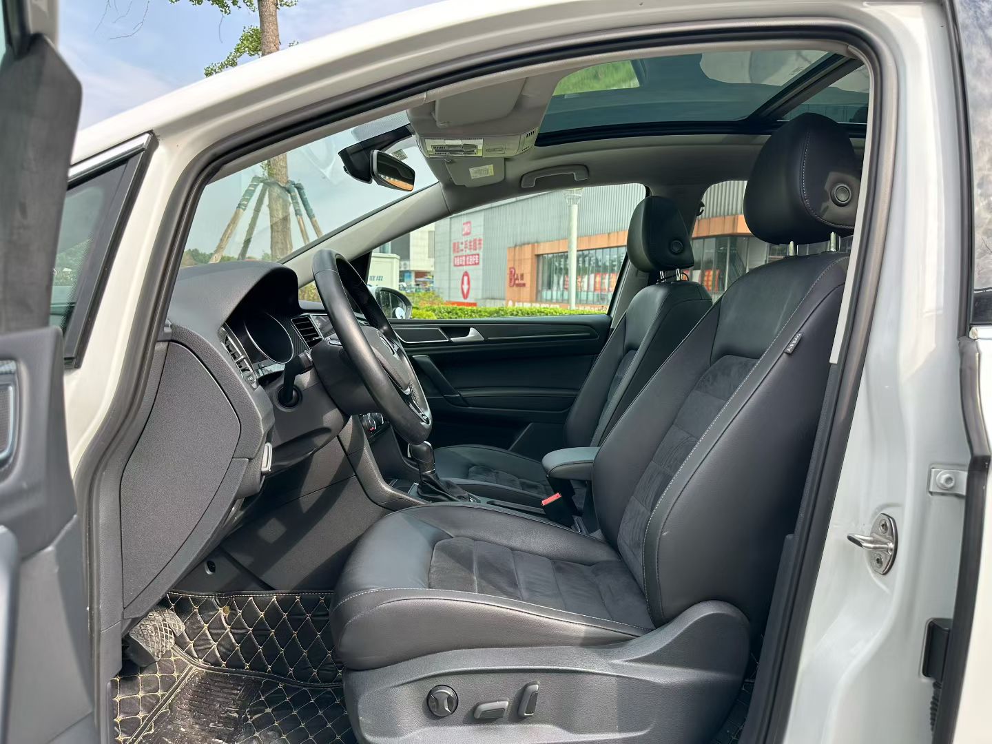 Volkswagen Golf 2018 car image #6