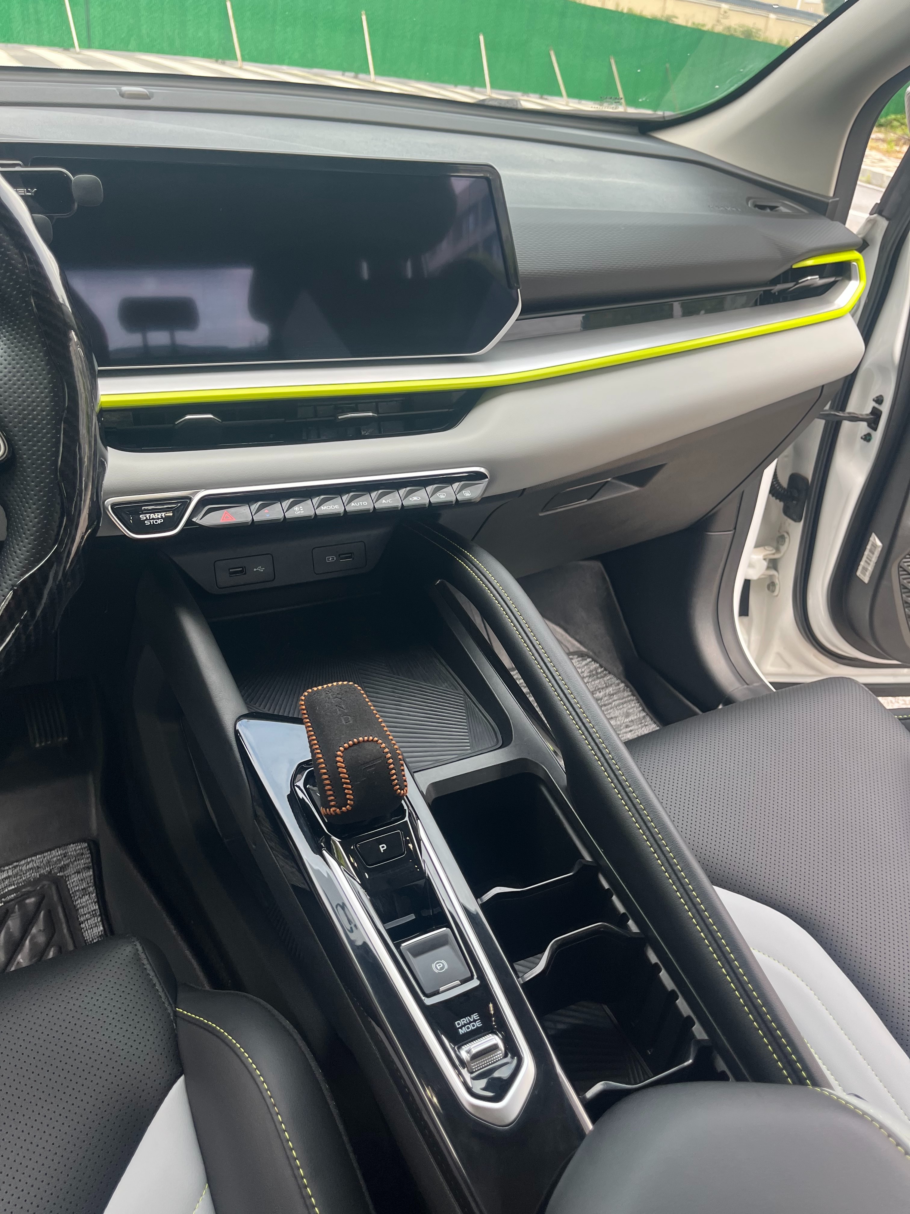 GEELY Coolray 2023 car image #16