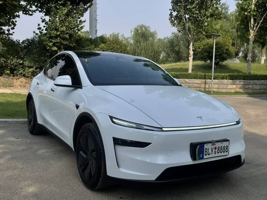 Tesla Model Y 2025 #4 Tesla Model Y 2025 car image #4