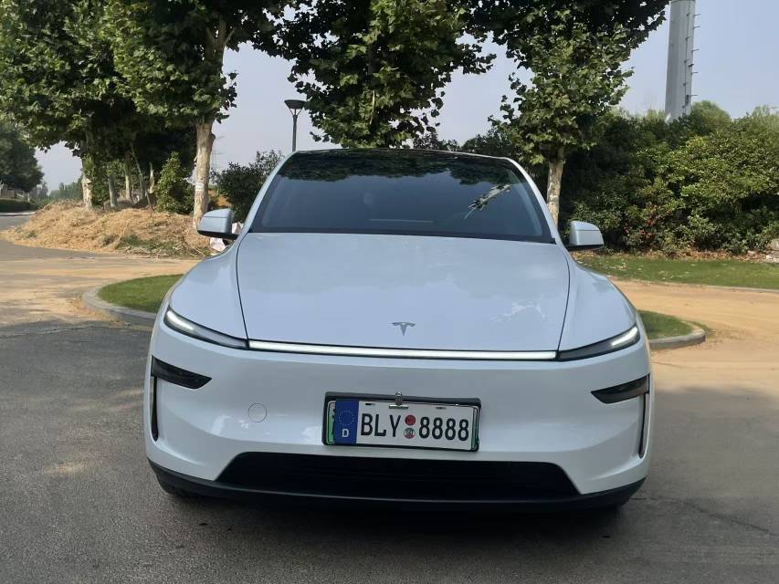 Tesla Model Y 2025 #5 Tesla Model Y 2025 car image #5